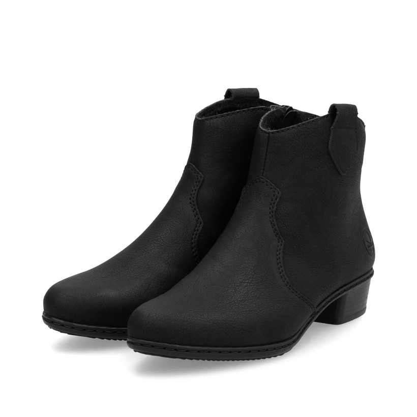 Nachtschwarze Rieker Damen Stiefeletten Y0762-00 mit einem Reißverschluss. Schuhpaar seitlich schräg.