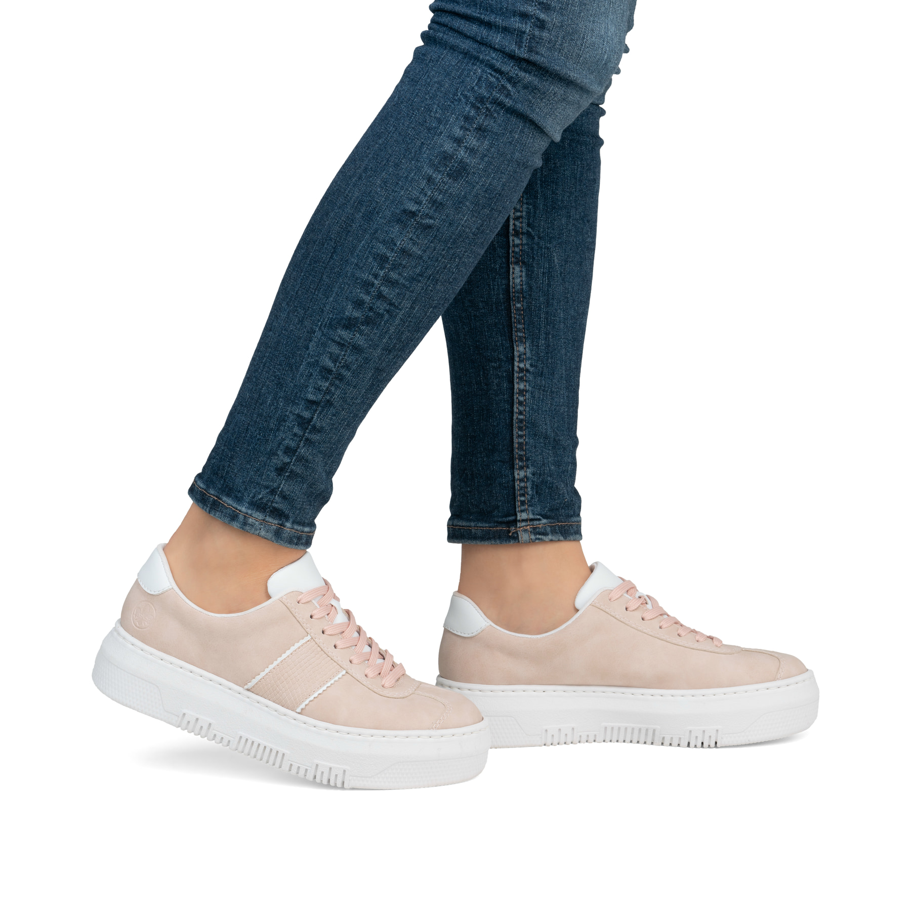 Rosane Rieker Damen Sneaker Low M1910-31 mit einer Schnürung. Schuh am Fuß.