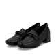 Schwarze Rieker Damen Loafer 41660-00 mit Deko-Kette sowie einem Gummizug. Schuhpaar seitlich schräg.