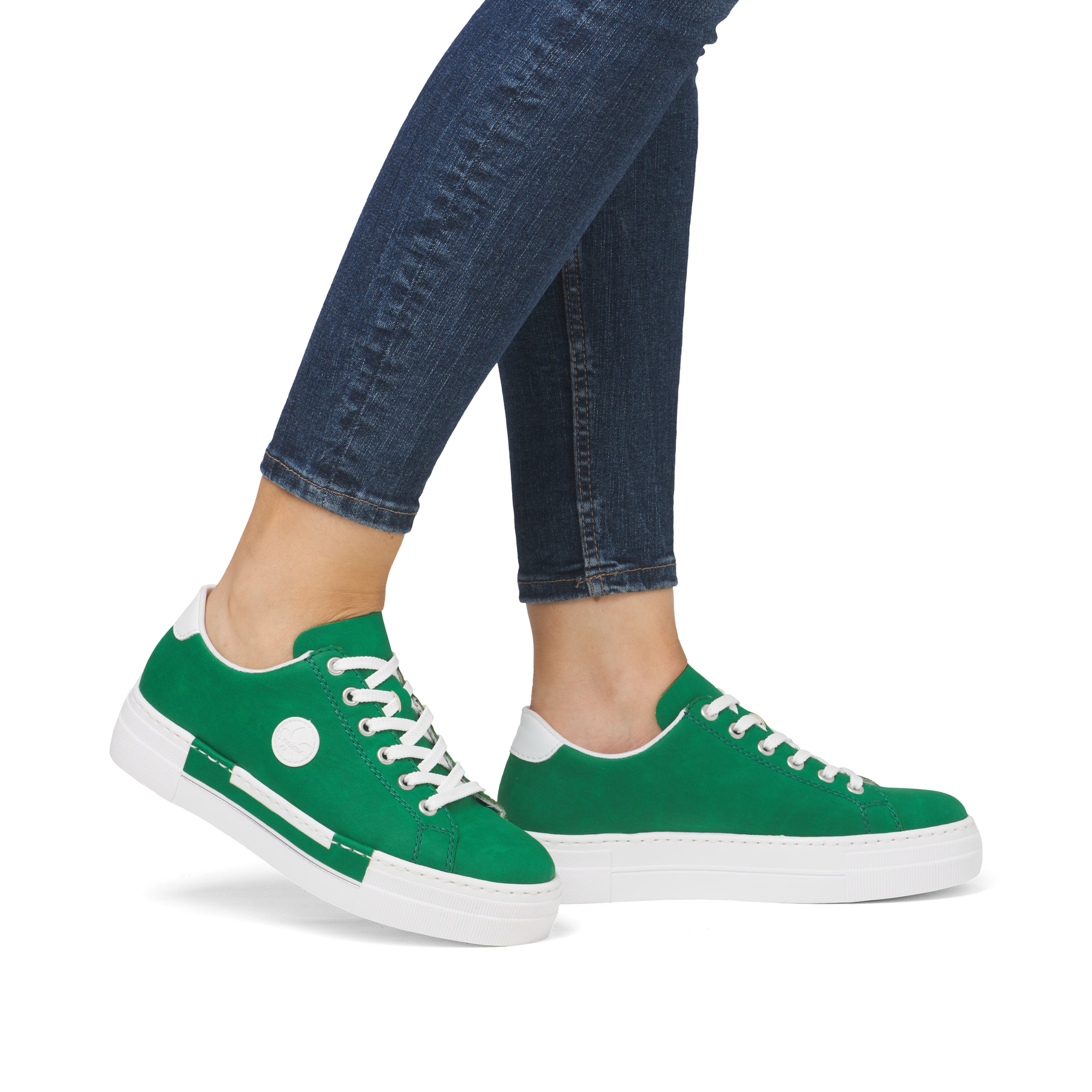 Grüne Rieker Damen Sneaker Low N49W1-52 mit einer Schnürung. Schuh am Fuß.