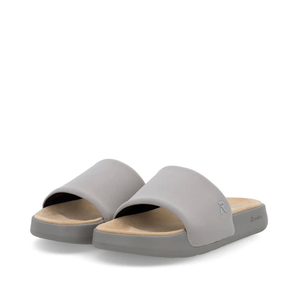 Graue Rieker Herren Pantoletten U3250-40 mit ultraleichter und dämpfender Sohle. Schuhpaar seitlich schräg.