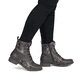 Braune Rieker Damen Schnürstiefel 74800-25 mit wasserabweisender TEX-Membran. Schuh am Fuß.