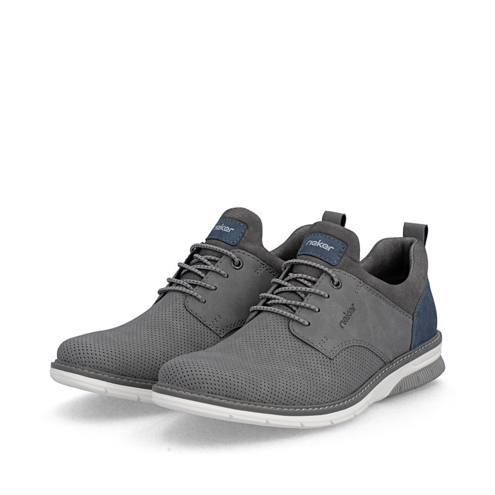 Graue Rieker Herren Slipper 14450-42 mit einem Gummizug sowie Komfortweite G 1/2. Schuhpaar seitlich schräg.