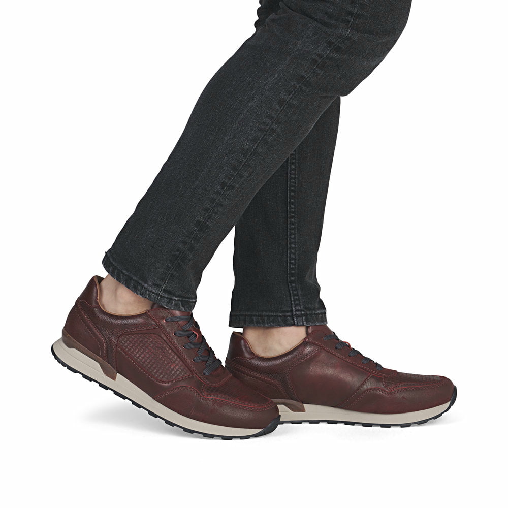 Rote Rieker Herren Sneaker Low U0311-35 aus Glattleder mit einer Schnürung. Schuh am Fuß.