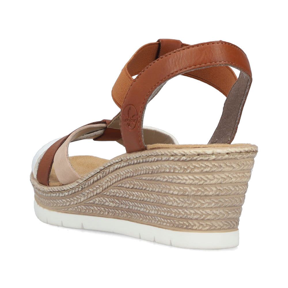 Braune Rieker Keilsandaletten 61995-81 mit einem Gummizug sowie leichter Sohle. Schuh von hinten.