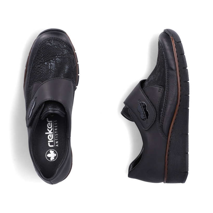 Schwarze Rieker Damen Slipper 537C0-02 mit einem Klettverschluss. Schuh von oben, liegend.