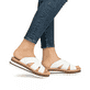 Weiße Rieker Damen Pantoletten V7989-80 mit einem Gummizug. Schuh am Fuß.