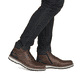 
Kastanienbraune Rieker Herren Schnürstiefel 38434-26 mit einer robusten Profilsohle. Schuh am Fuß