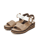 Beige Rieker Keilsandaletten 62964-90 mit einem Klettverschluss. Schuhpaar seitlich schräg.