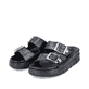 Schwarze Rieker Damen Pantoletten P2180-00 mit Schnallen sowie flexibler Sohle. Schuhpaar seitlich schräg.