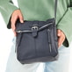 Sac Ã  dos Rieker H1103-12 en noir avec fermeture éclair, poche extérieure et fermeture magnétique. Porté.