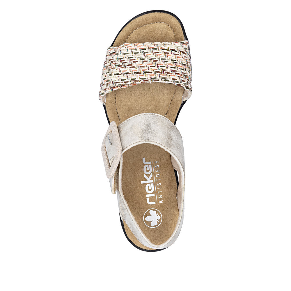 Beige Rieker Keilsandaletten 68172-60 mit trendiger Schnalle. Schuh von oben.