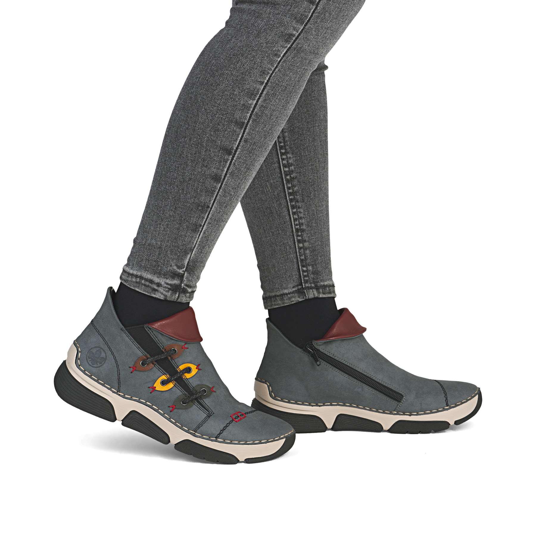 Jeansblaue Rieker Damen Kurzstiefel 45983-14 mit farbenfrohen Details. Schuh am Fuß.