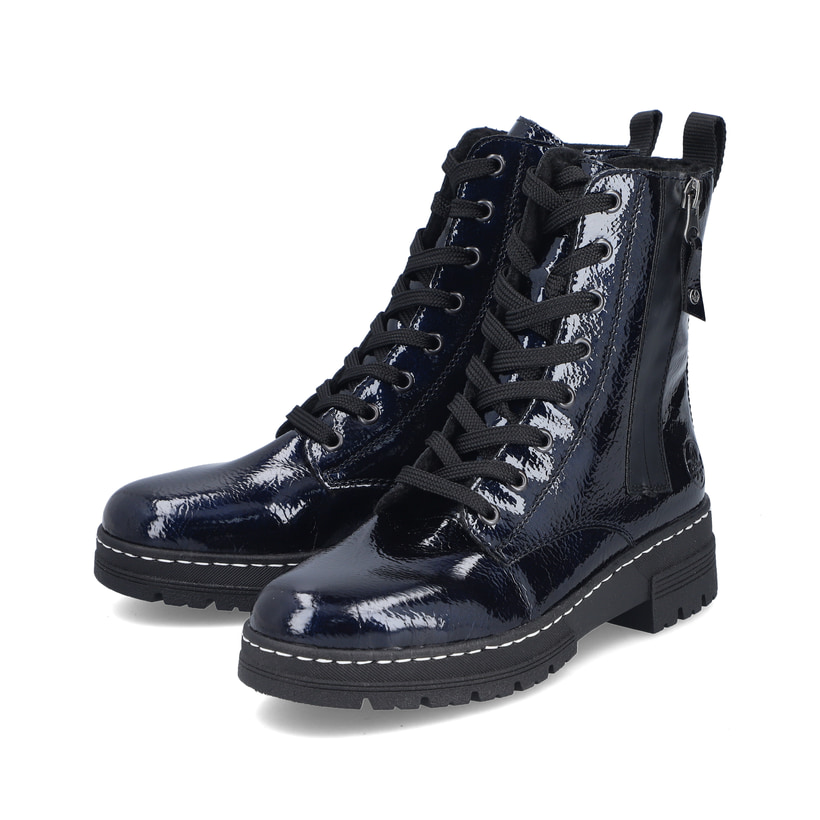 Dunkelblaue Rieker Damen Biker Boots 73821-14 mit einem Reißverschluss. Schuhpaar seitlich schräg.