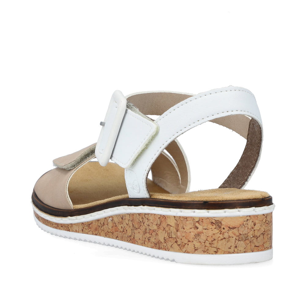 Beige Rieker Keilsandaletten V3660-60 mit trendigen Schnalle. Schuh von hinten.