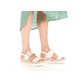 Beige vegane Rieker Keilsandaletten V3950-61 mit trendigen Schnalle. Schuh am Fuß.