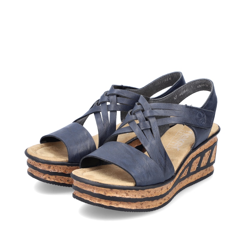 Schieferblaue Rieker Keilsandaletten 68179-14 mit einem Klettverschluss. Schuhpaar seitlich schräg.