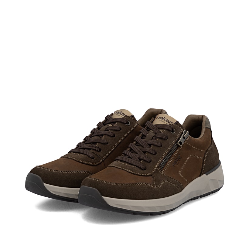 Braune Rieker Herren Sneaker Low 11500-22 aus Rauleder mit einem Reißverschluss. Schuhpaar seitlich schräg.