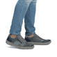 Blaue Rieker Herren Schnürschuhe 04004-12 mit Reißverschluss sowie Extraweite H. Schuh am Fuß.