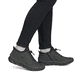 Dunkelgrün-schwarze Rieker Damen Kurzstiefel 55071-54 mit einem Reißverschluss. Schuh am Fuß.