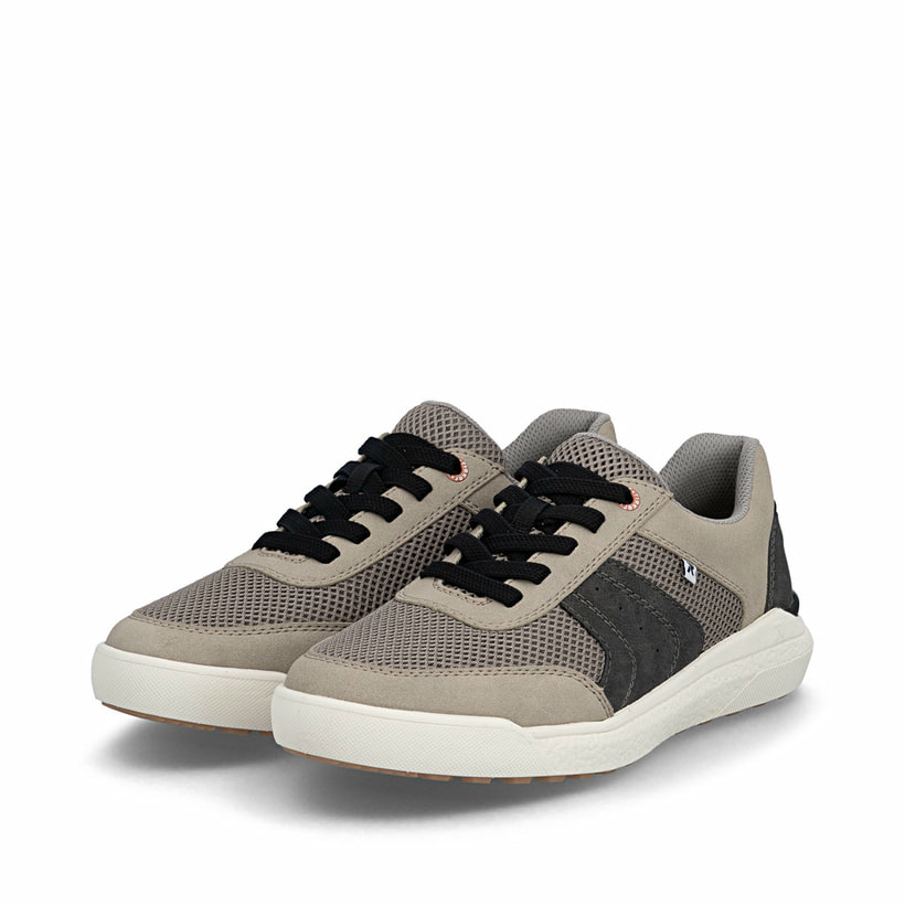 Beige Rieker Herren Sneaker Low U1150-64 mit Schnürung sowie der Komfortweite G. Schuhpaar seitlich schräg.