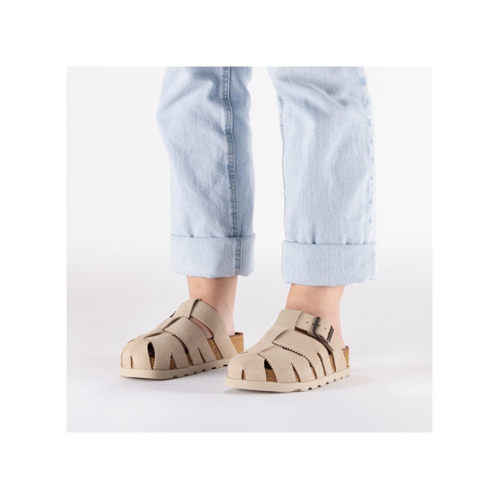 Mules Rieker beiges pour femme V3164-62 en cuir velours avec boucles. Chaussure au pied.