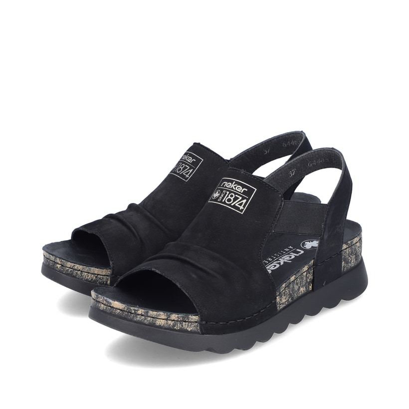 Schwarze Rieker Damen Riemchensandalen 64463-01 mit einem Elastikeinsatz. Schuhpaar seitlich schräg.