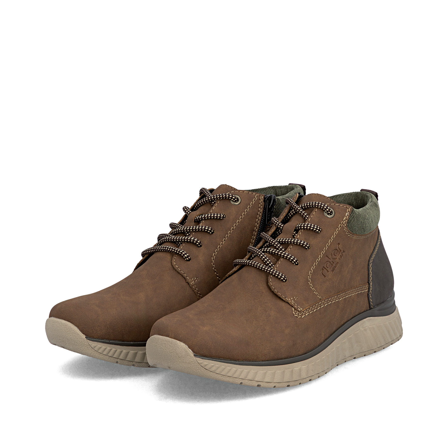 Kaffeebraune Rieker Herren Schnürstiefel B0603-24 mit einer sehr leichten Sohle. Schuhpaar schräg.