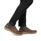 Braune Rieker Herren Slipper 03092-24 mit Elastikeinsatz sowie der Extraweite H. Schuh am Fuß.