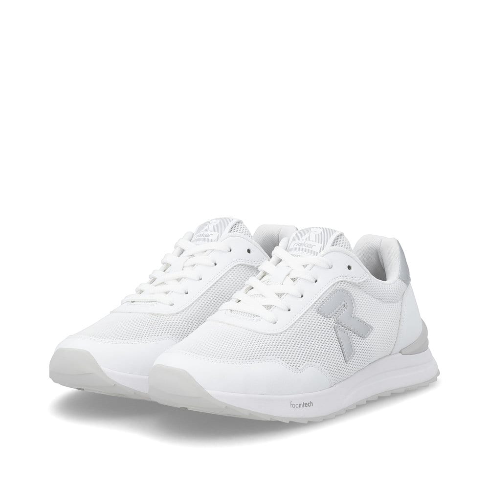 Weiße Rieker Damen Sneaker Low W2404-82 mit Schnürung sowie ultraleichter Sohle. Schuhpaar seitlich schräg.