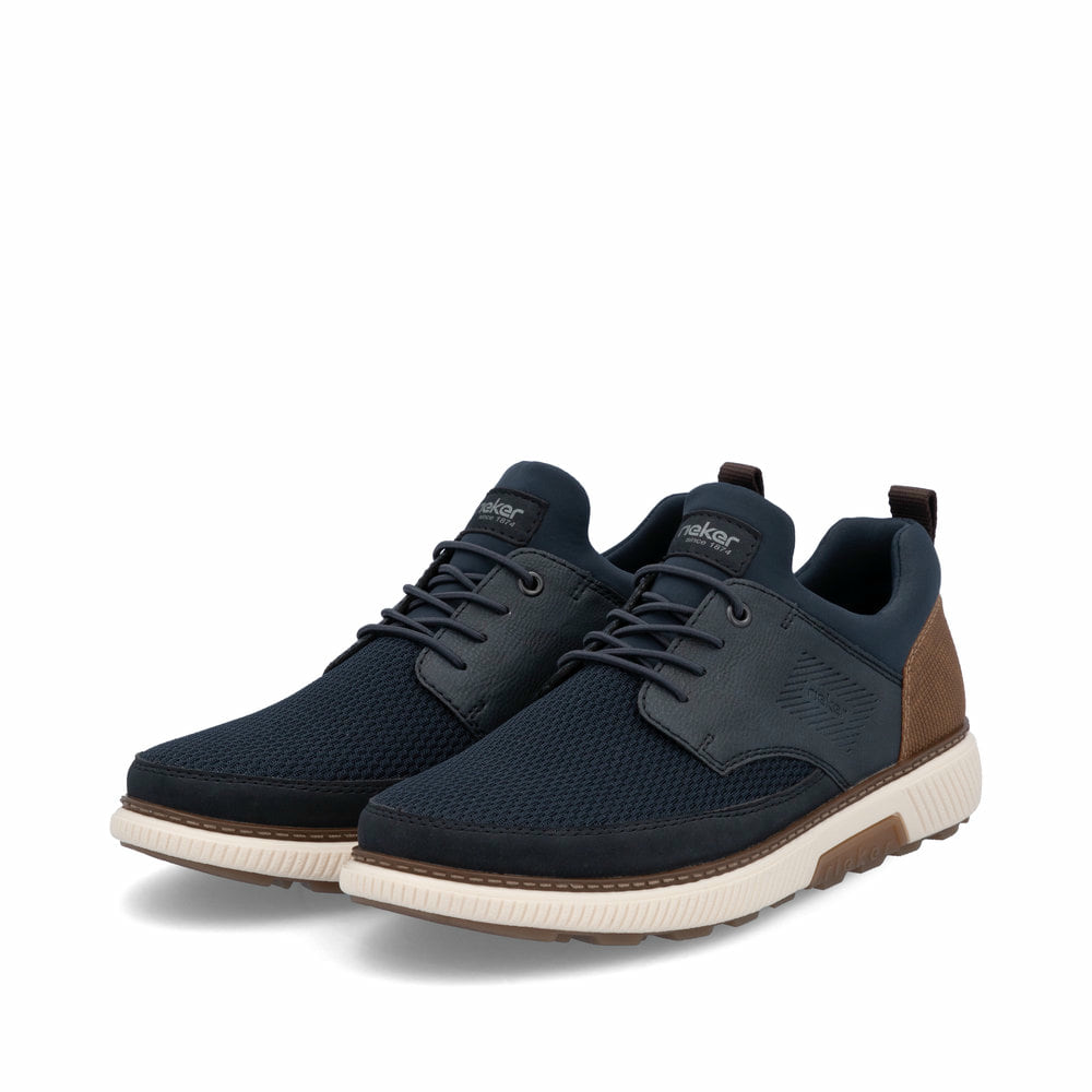 Blaue Rieker Herren Slipper B3354-14 mit einem Gummizug sowie der Extraweite H. Schuhpaar seitlich schräg.