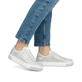 Beige Rieker Damen Sneaker Low L8849-60 in Löcheroptik mit einer Schnürung. Schuh am Fuß.