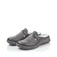 Schwarze Rieker Damen Clogs 46393-00 mit Gummizug sowie extra weicher Decksohle. Schuhpaar seitlich schräg.