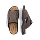 Braune Rieker Herren Pantoletten 25093-25 mit Elastikeinsatz sowie Ziernähten. Schuh von oben, liegend.