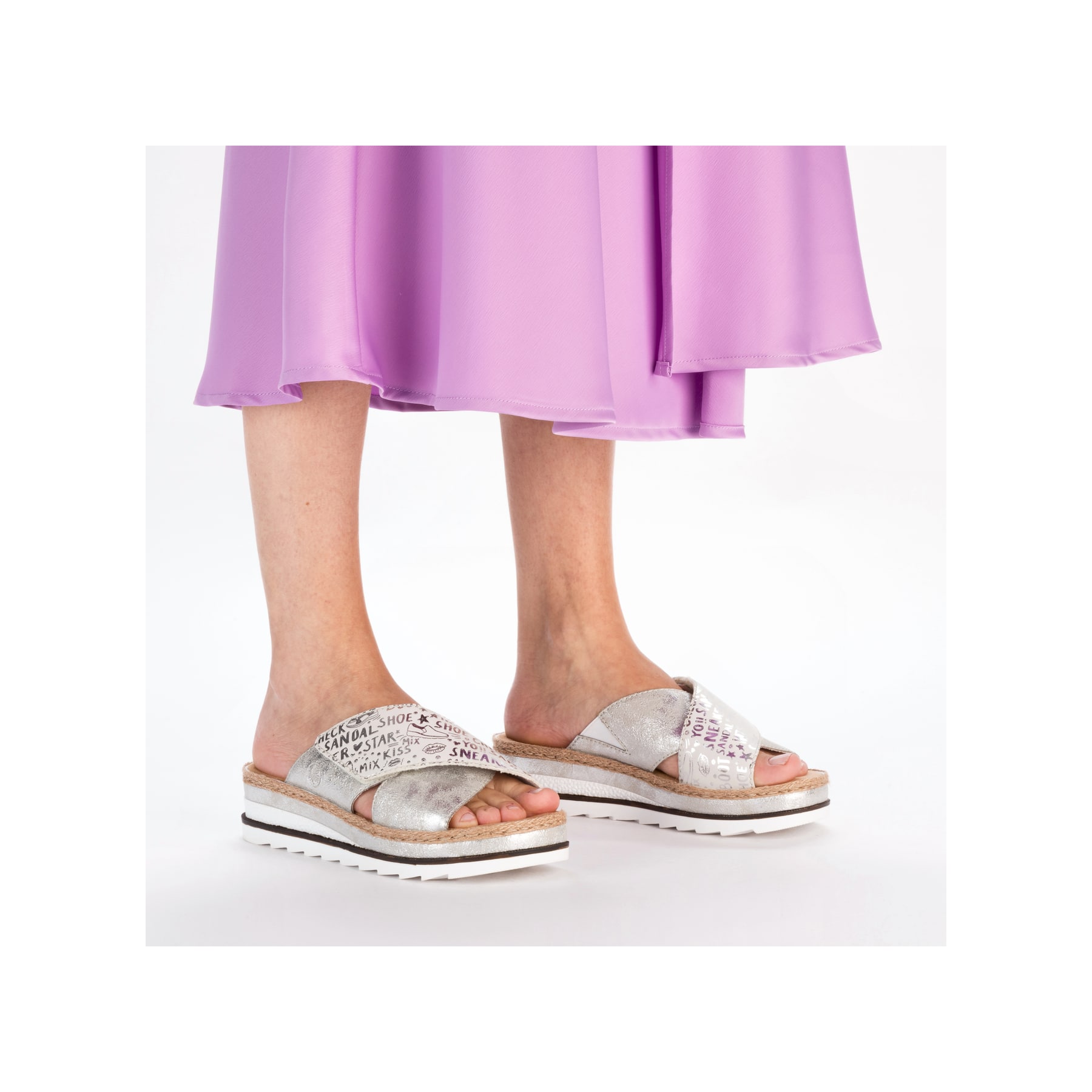 Silberne Rieker Damen Pantoletten V7979-80 mit einem Klettverschluss. Schuh am Fuß.