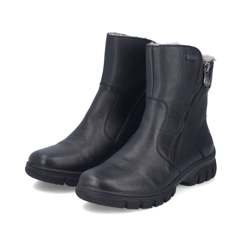 Schwarze Rieker Damen Kurzstiefel Z7263-00 aus Glattleder. Schuhpaar seitlich schräg.