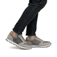 Graue Rieker Herren Sneaker Low B0505-42 mit Reißverschluss sowie Extraweite I. Schuh am Fuß.