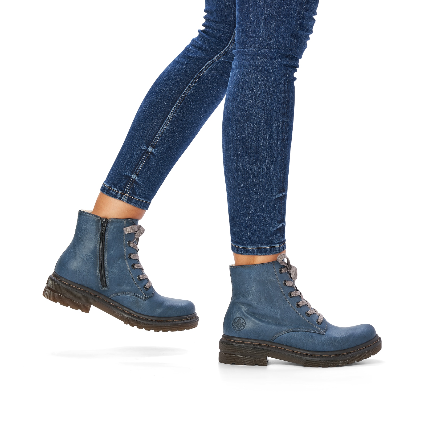 Himmelblaue Rieker Damen Schnürstiefel 78240-14 mit einer robusten Profilsohle. Schuh am Fuß