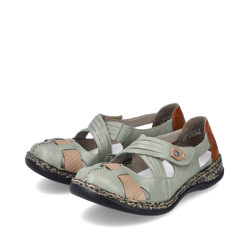Grüne Rieker Ballerinas 46368-52 mit einem Klettverschluss. Schuhpaar seitlich schräg.