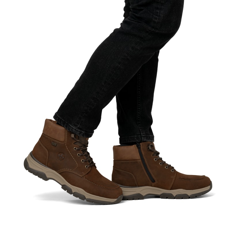 
Zimtbraune Rieker Herren Schnürstiefel 31240-22 mit Schnürung und Reißverschluss. Schuh am Fuß