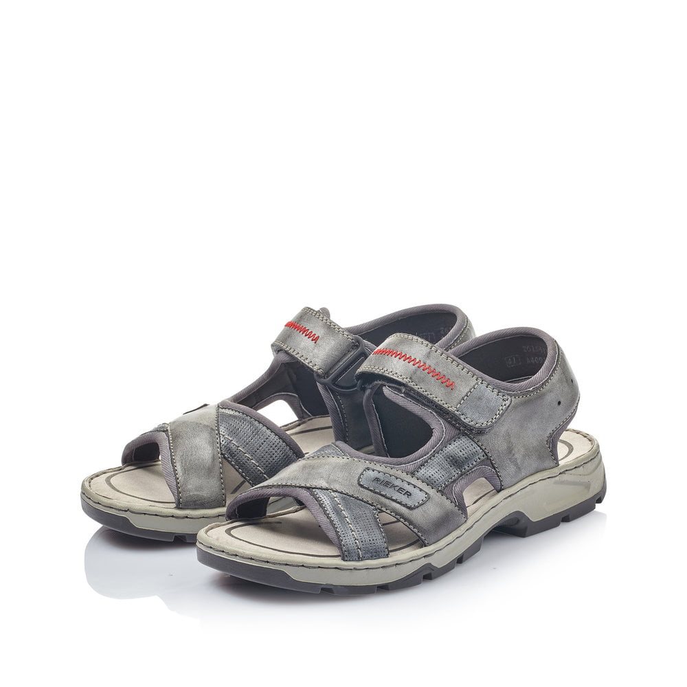 Graue Rieker Herren Trekkingsandalen 26154-14 mit einem Klettverschluss. Schuhpaar seitlich schräg.