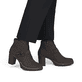 Dunkelbraune Rieker Damen Stiefeletten Y2586-25 mit einem Reißverschluss. Schuh am Fuß.
