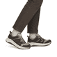 Braun-schwarze Rieker Damen Sneaker Low Z0900-25 mit einer Schnürung. Schuh am Fuß.