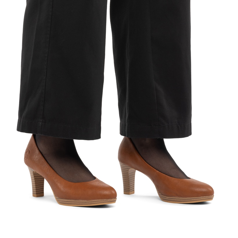 Braune Rieker Pumps 41560-23 aus Glattleder mit einer griffigen Sohle. Schuh am Fuß.