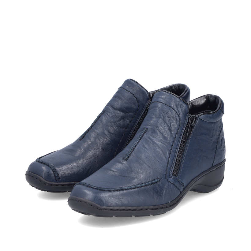 Dunkelblaue Rieker Damen Kurzstiefel 58386-14 aus Glattleder mit Reißverschluss. Schuhpaar seitlich schräg.