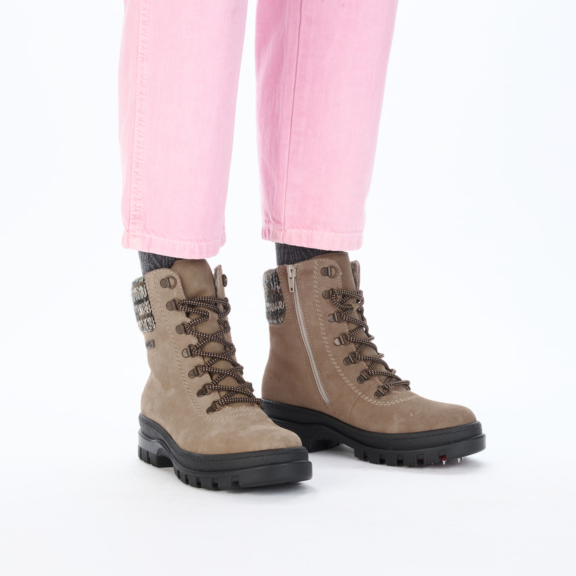 Beige-schwarze Rieker Damen Schnürstiefel X8233-64 aus Rauleder. Schuh am Fuß.