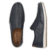 Blaue Rieker Herren Slipper 08868-15 mit Elastikeinsatz sowie Löcheroptik. Schuh von oben, liegend.