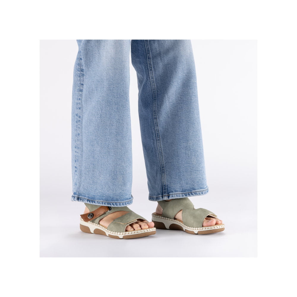 Khakifarbene Rieker Damen Riemchensandalen 66280-52 mit einem Klettverschluss. Schuh am Fuß.
