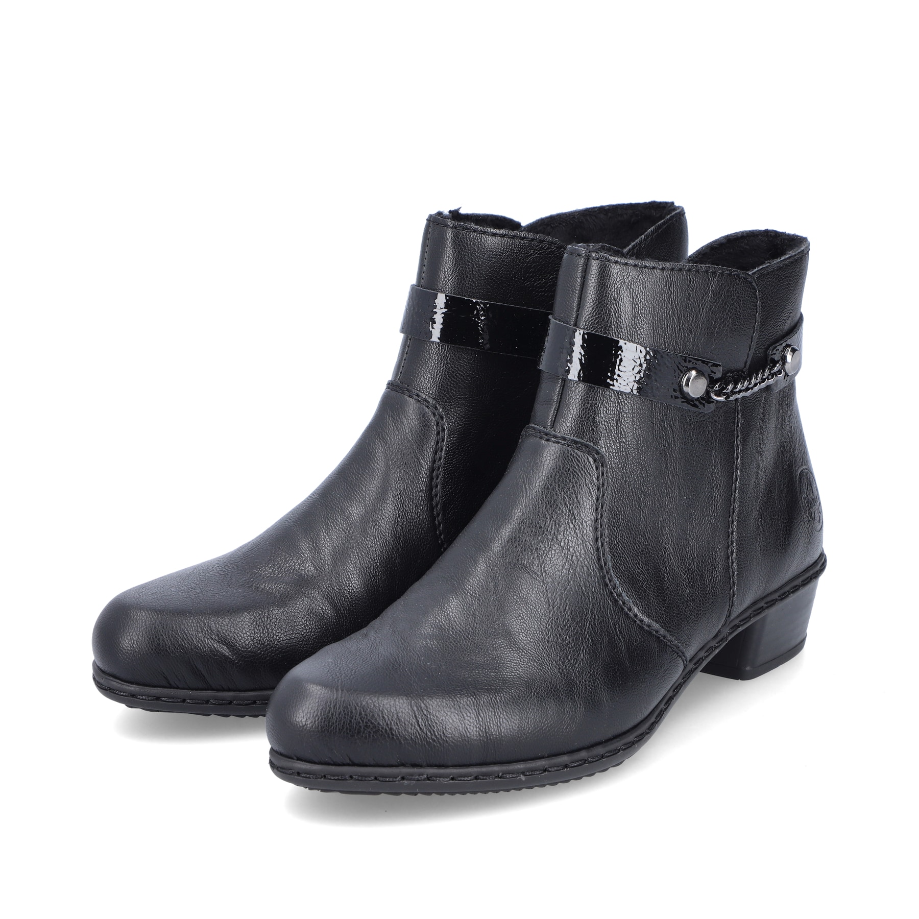 Schwarze Rieker Damen Stiefeletten Y0783-00 mit Deko-Kette sowie Reißverschluss. Schuhpaar seitlich schräg.