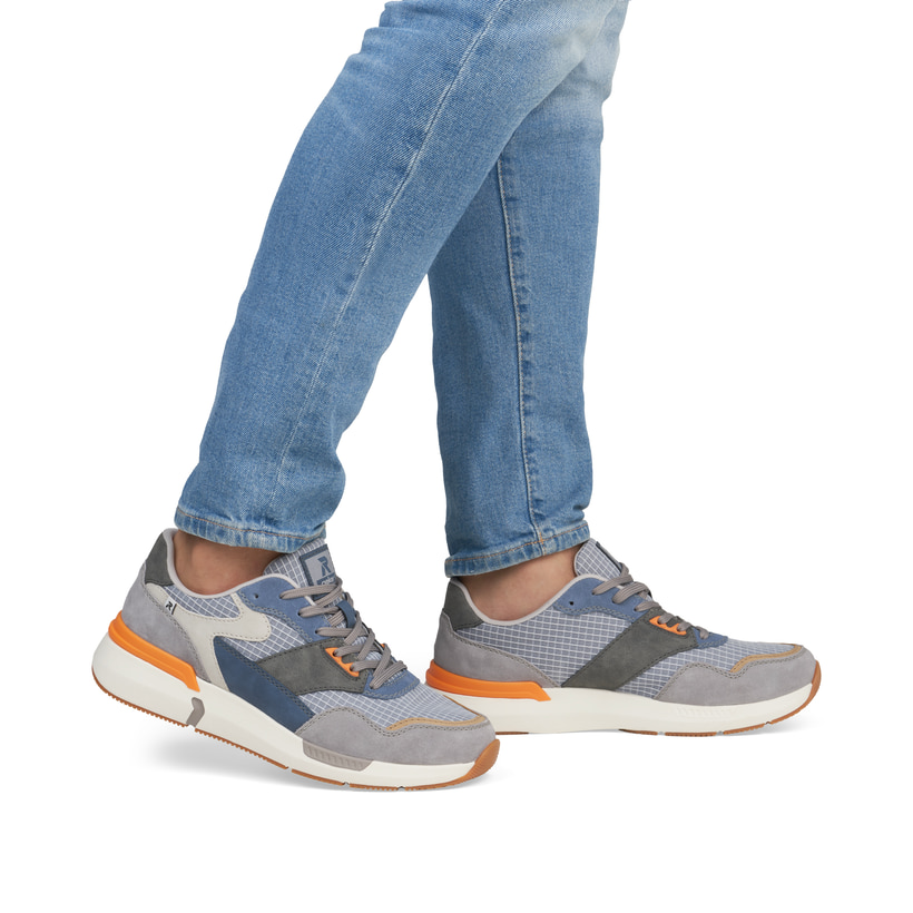 Blaue Rieker Herren Sneaker Low U1402-10 mit Schnürung sowie flexibler Sohle. Schuh am Fuß.
